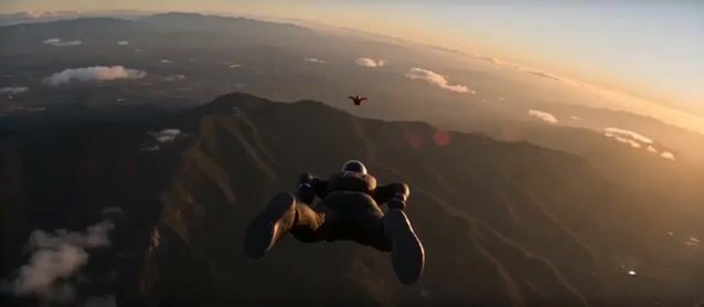 Secuencia de acción de persecución en wingsuit de paracaidismo — preview