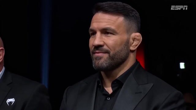 UFC 赛前观众席摄像机画面