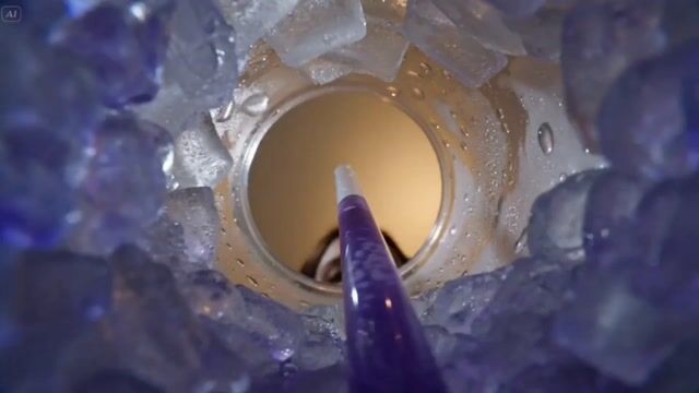 从冰沙杯内部拍摄的 POV 视角