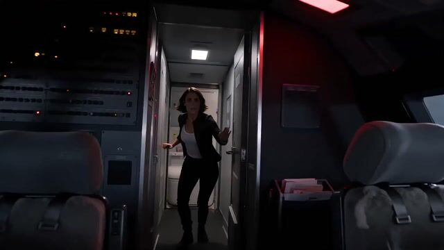 驾驶舱内的高强度动作惊悚场景